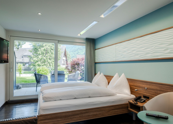 Chambre familiale avec deux chambres doubles et vue sur le village